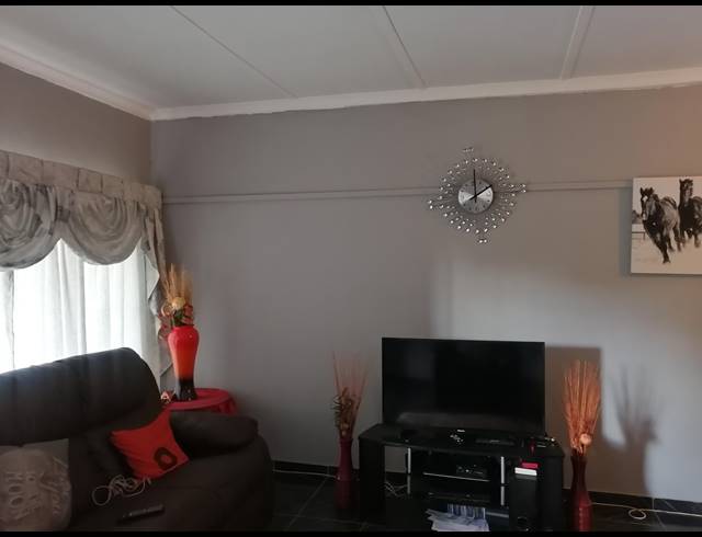 3 BEDROOM FREESTANDING SOLD IN STILFONTEIN EXT 4